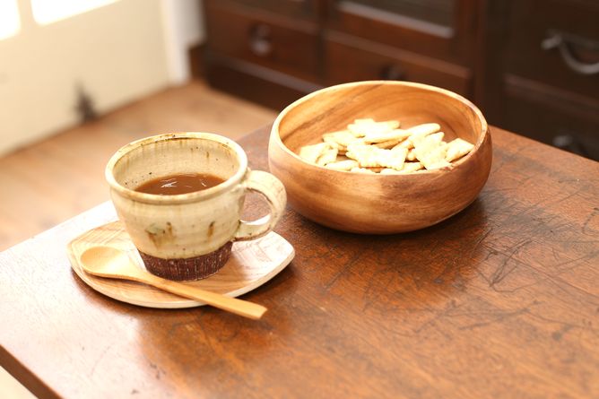古材のテーブルとコーヒー